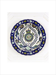 An Italian charger featuring blue and green Iznik decoration, dated 1881, in the Drawing Room at Standen, West Sussex