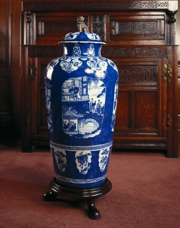 A Chinese Kandxi period vase c. 1662-1722 at Dunham Massey
